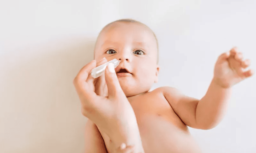 Có nên dùng nước muối sinh lý để vệ sinh họng cho trẻ mỗi ngày? Tìm hiểu lợi ích, cách sử dụng đúng và những lưu ý quan trọng giúp bảo vệ đường hô hấp cho bé.